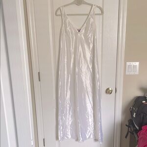 Vintage Elegant White Chemise Slip Nightgown with Butterfly Embroidery